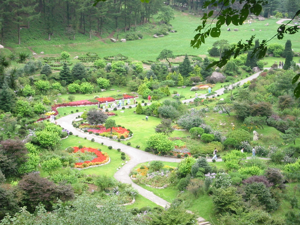 Bạn cũng nên ghé Seoul Grand Park, một công viên chủ đề lớn tại Hàn Quốc với tất cả các loại hình vui chơi giải trí cùng 1 sở thú. Nó được bao quanh bởi vẻ đẹp từ cây cỏ thiên nhiên. Seoul Grand Park mở cửa vào năm 1984. Công viên này cũng có một hồ nước chạy ngang giữa trung tâm.  Pháo đài Hwaseong - Di sản thế giới,, vào năm 1997, UNESCO đã ghi nơi này vào danh sách những sự kiện tưởng nhớ của thế giới, với mục đích gìn giữ những bản ghi chép và số tài liệu đã mở ra một chân trời mới cho khoa học vào chính thời kỳ mà pháo đài này được xây dựng.