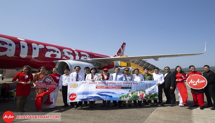 Thành viên phi hành đoàn chụp ảnh kỉ niệm chuyến bay đầu tiên Phú Quốc - Kuala Lumpur