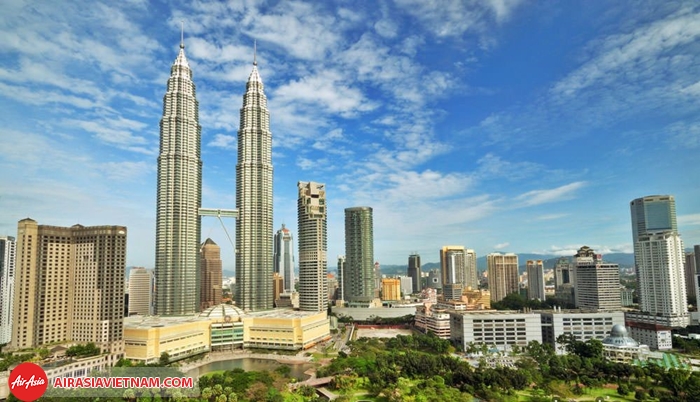thủ đô Kuala Lumpur với tháp đôi Petronas là biểu tượng